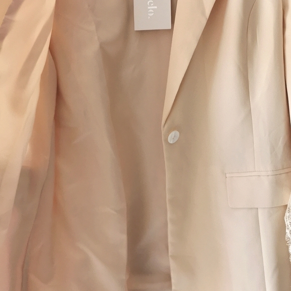 🌸 White Lace Blazer 🌸 - Picture 4 of 5